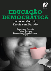 O livro Educação Democrática critica o movimento A Escola Sem Partido, levando em conta principalmente seu caráter antidemocrático.