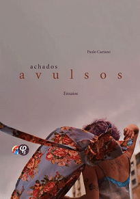 No caso de Achados Avulsos, o gesto compilatório passa por três motivos: juntar ensaios esparsos publicados em anais de eventos.