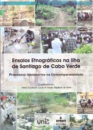 Ensaios Etnográficos Na Ilha De Santiago De Cabo Verde é o resultado de uma gratificante experiência de mestrado interinstitucional em Ciências Sociais.