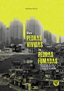 Das Pedras Vividas Às Pedras Fumadas consiste num desafio e também num convite para uma leitura capaz de ultrapassar os rótulos, as aparências.