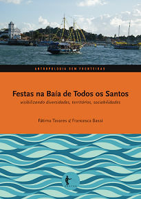 Apresenta um olhar singular em relação ao cenário festivo ao redor da Baía de Todos os Santos através de pesquisas sobre as mais tradicionais festas.
