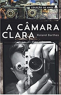 A Câmara Clara, revisa conceitualmente a linguagem fotográfica para além da sua função primária como documentação absoluta da verdade.